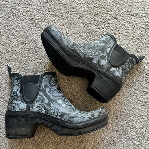 DANSKO Chelsea Women’s Size 40 Rosa Floral Patterned Rain Ankle Boots Booties